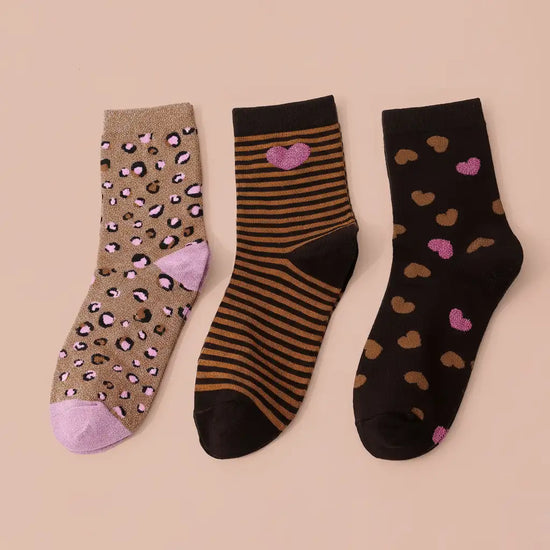 Chaussettes fantaisie femme vendues à l’unité : motifs léopard, rayures ou cœurs. Douces, confortables et taille unique 35-41. Ajoutez une touche tendance à toutes vos tenues ! Existe aussi en lot de 3.