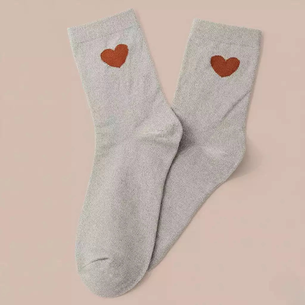 Chaussettes montantes femme, fond beige lurex ou gris chiné, motif coeur et léopard. 