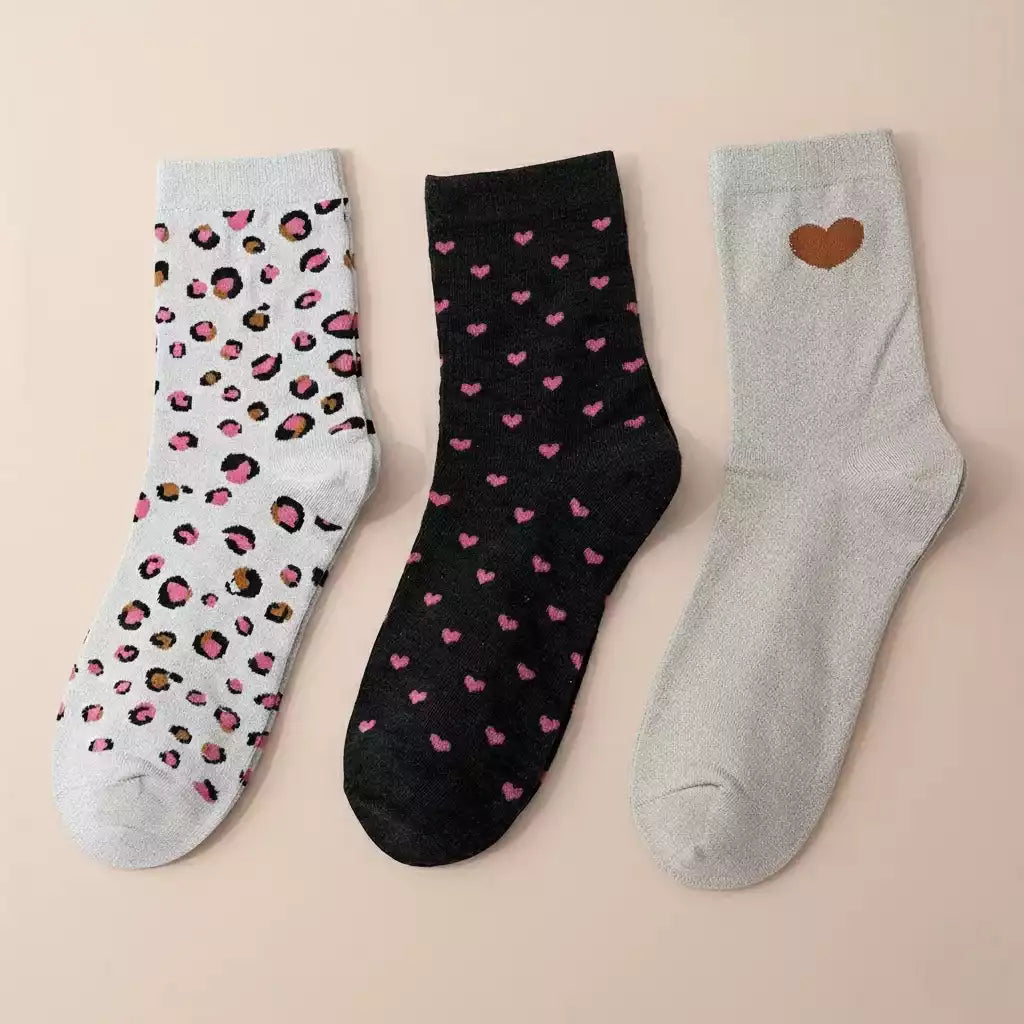 Chaussettes montantes femme, fond beige lurex ou gris chiné, motif coeur et léopard. 