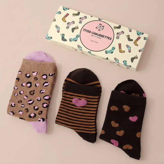 Lot de 3 chaussettes fantaisie femme : motifs léopard, rayures et cœurs. Douces, confortables et taille unique 35-41. Un trio tendance pour varier vos looks au quotidien