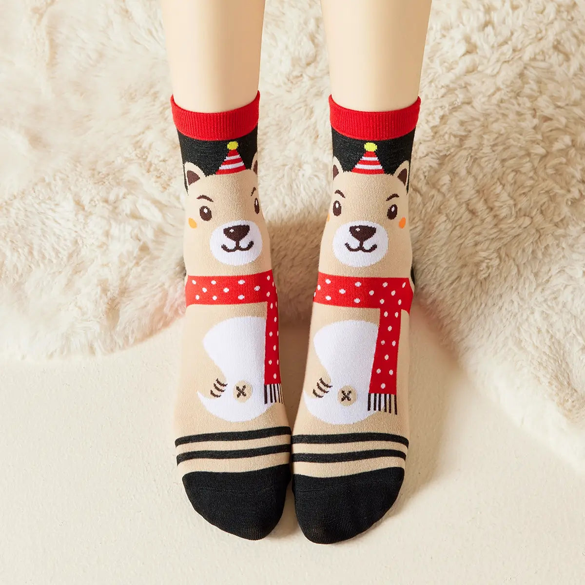 Chaussettes de Noël motif ours avec écharpe coloris noir beige et rouge 