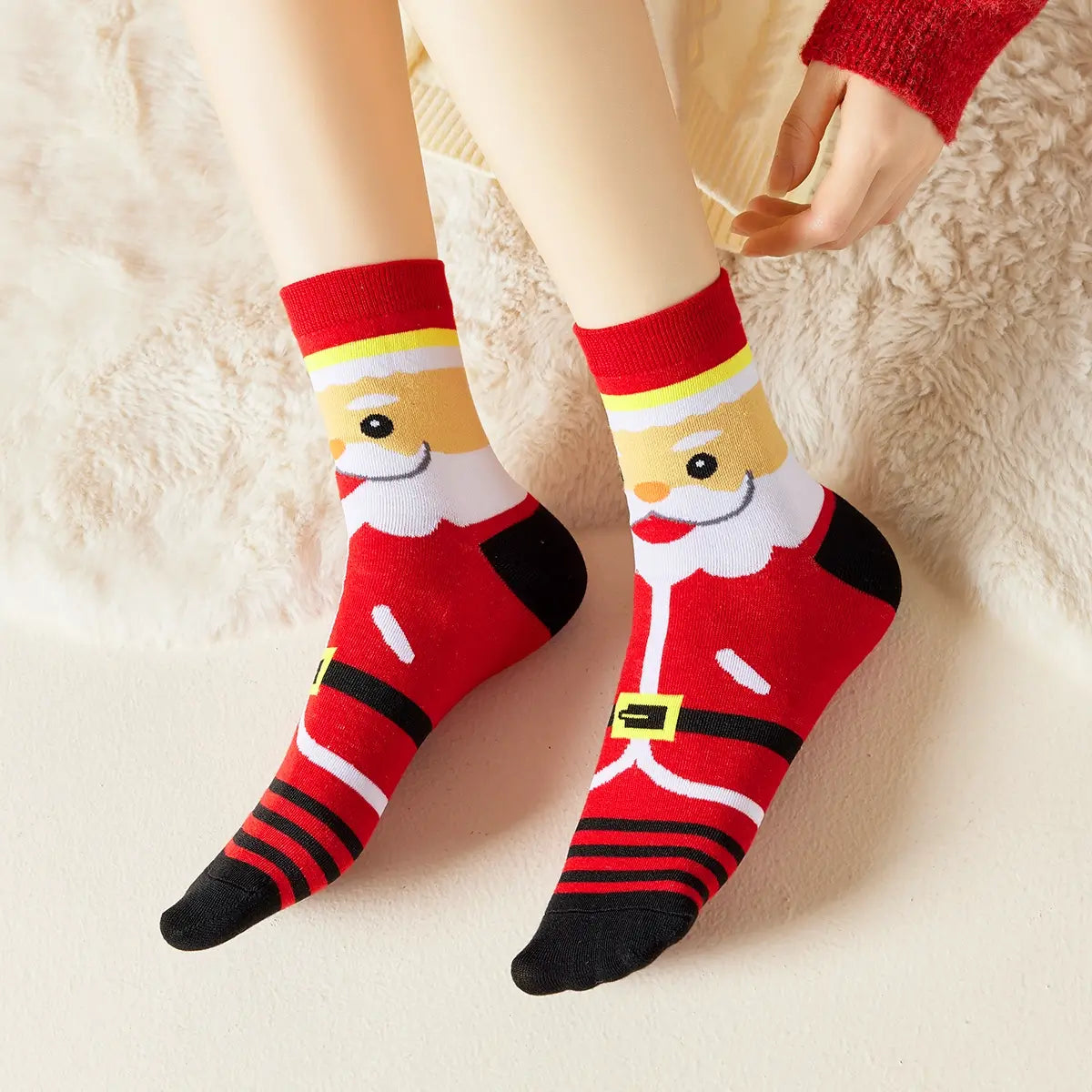 Chaussettes de Noël motif costume de Père Noël coloris rouge 