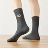 Chaussettes hautes pour homme. Motif brodé Bretzel. Fond gris chiné foncé. Idéales pour les gourmands. 