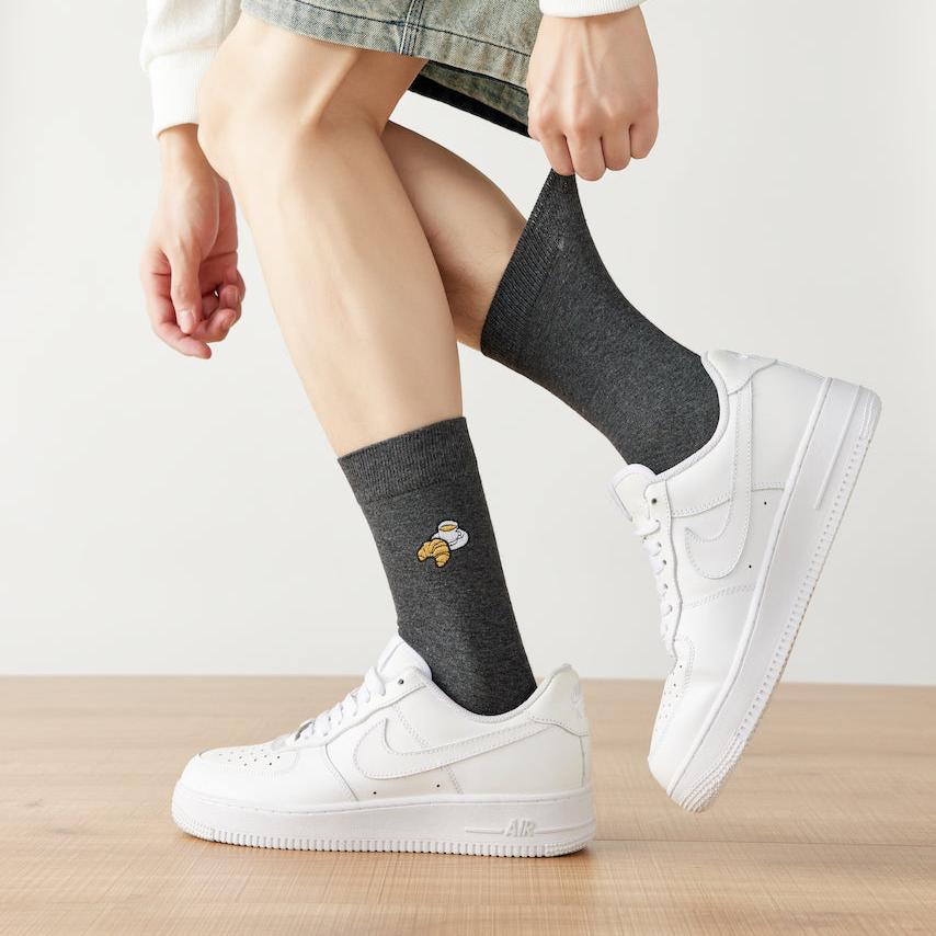 Chaussettes hautes pour homme. Motif brodé Café/Croissant. Fond gris chiné foncé. Idéales pour les gourmands. 