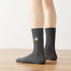 Chaussettes hautes pour homme. Motif brodé Café/Croissant. Fond gris chiné foncé. Idéales pour les gourmands. 