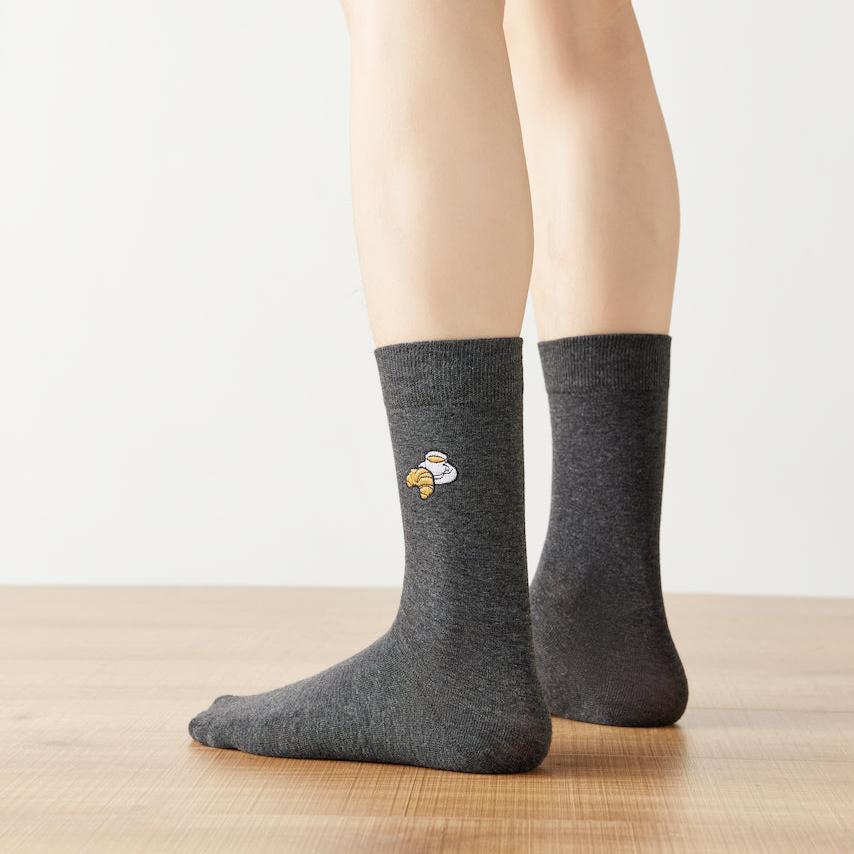 Chaussettes hautes pour homme. Motif brodé Café/Croissant. Fond gris chiné foncé. Idéales pour les gourmands. 