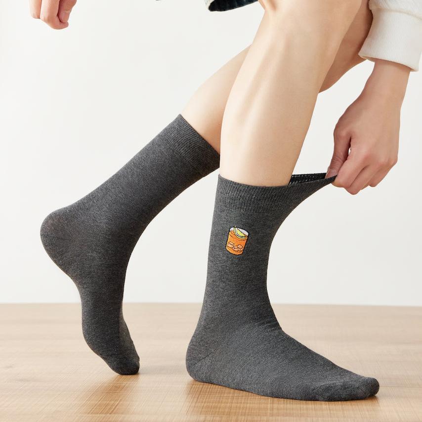 Chaussettes hautes pour homme. Motif brodé Soda. Fond gris chiné foncé. Idéales pour les gourmands. 