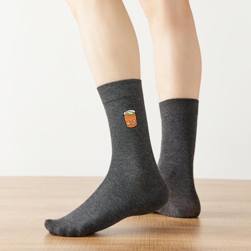Chaussettes hautes pour homme. Motif brodé Soda. Fond gris chiné foncé. Idéales pour les gourmands. 