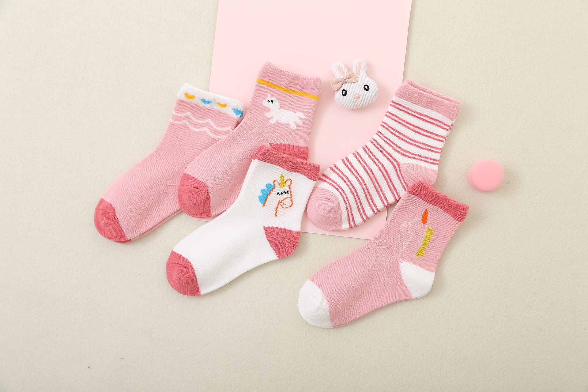 Lot de 5 chaussettes montantes, fond rose ou blanc, motifs variés : rayures, licornes, coeurs. Pour bébé et enfant (du 12 mois au 12 ans).
