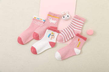 Lot de 5 chaussettes montantes, fond rose ou blanc, motifs variés : rayures, licornes, coeurs. Pour bébé et enfant (du 12 mois au 12 ans).