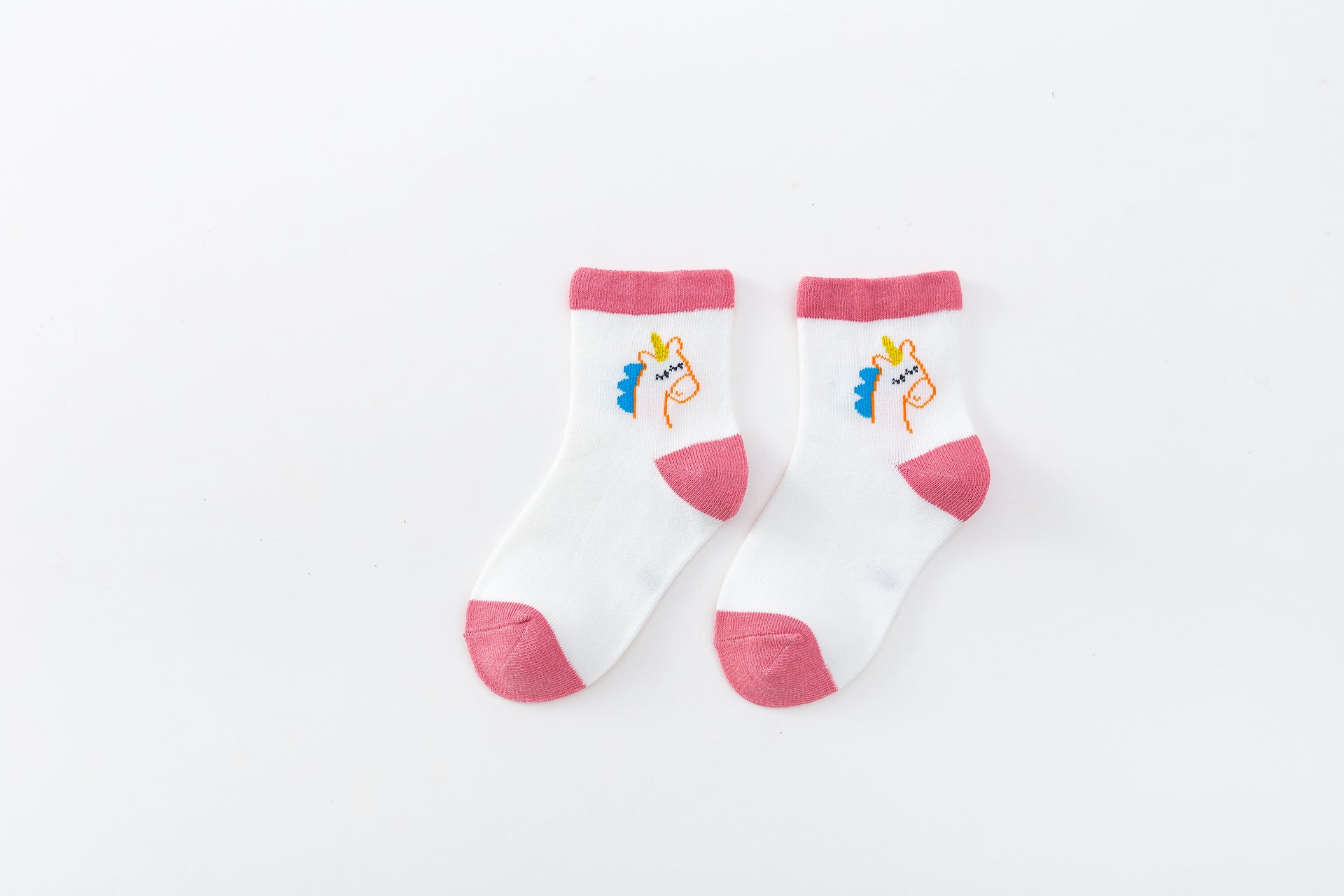 Chaussettes montantes, fond blanc, motif licornes. Pour bébé et enfant (du 12 mois au 12 ans).
