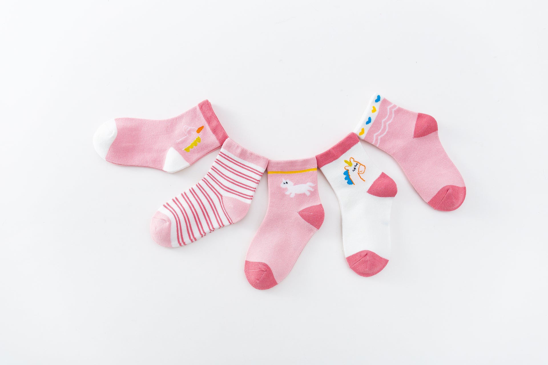 Lot de 5 chaussettes montantes, fond rose ou blanc, motifs variés : rayures, licornes, coeurs. Pour bébé et enfant (du 12 mois au 12 ans).