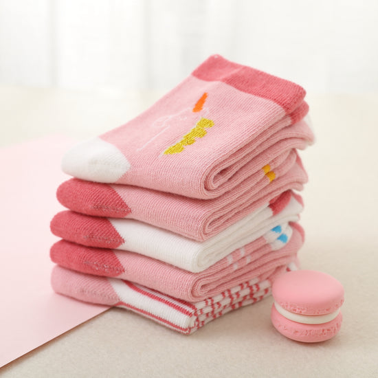 Lot de 5 chaussettes montantes, fond rose ou blanc, motifs variés : rayures, licornes, coeurs. Pour bébé et enfant (du 12 mois au 12 ans).
