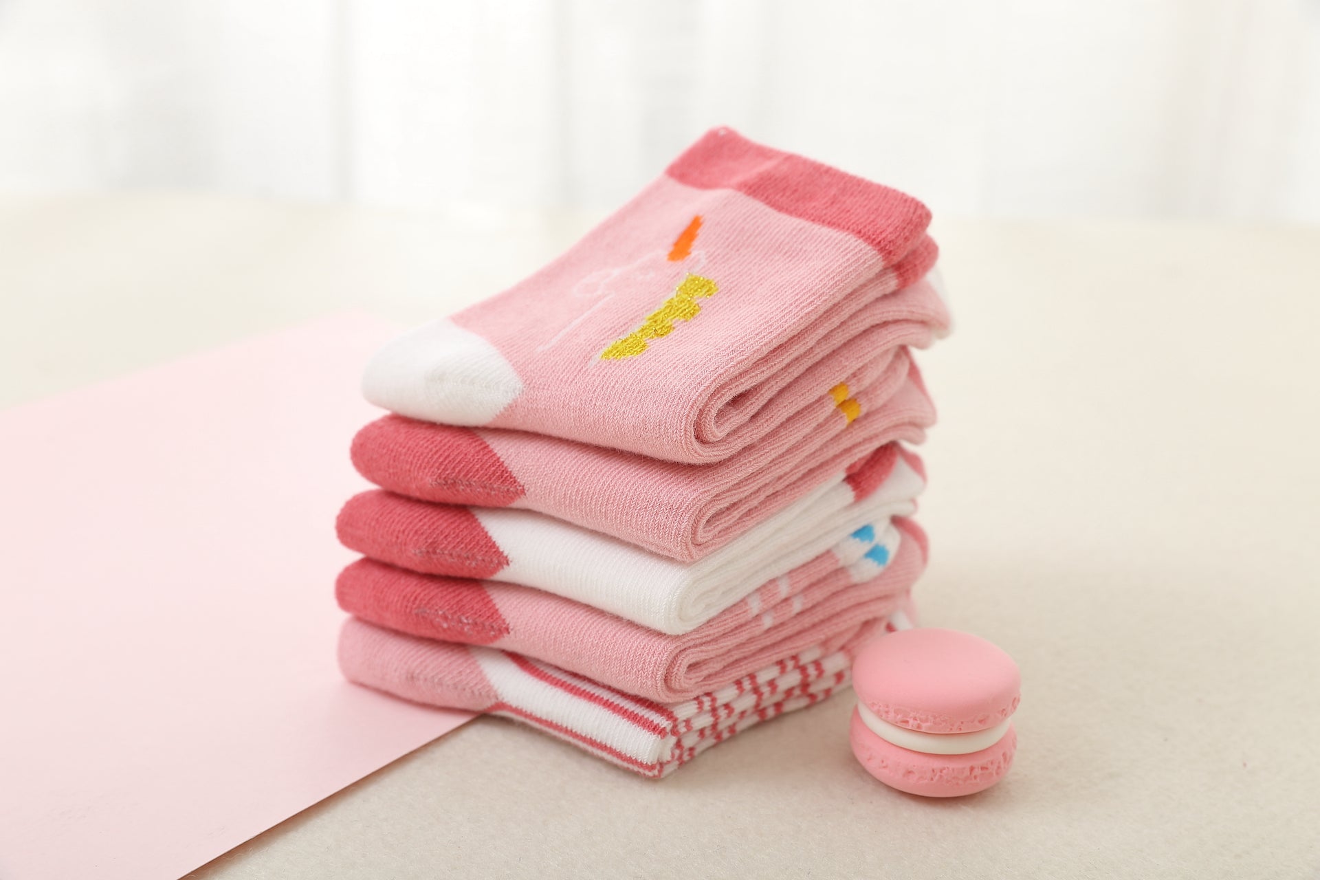 Lot de 5 chaussettes montantes, fond rose ou blanc, motifs variés : rayures, licornes, coeurs. Pour bébé et enfant (du 12 mois au 12 ans).