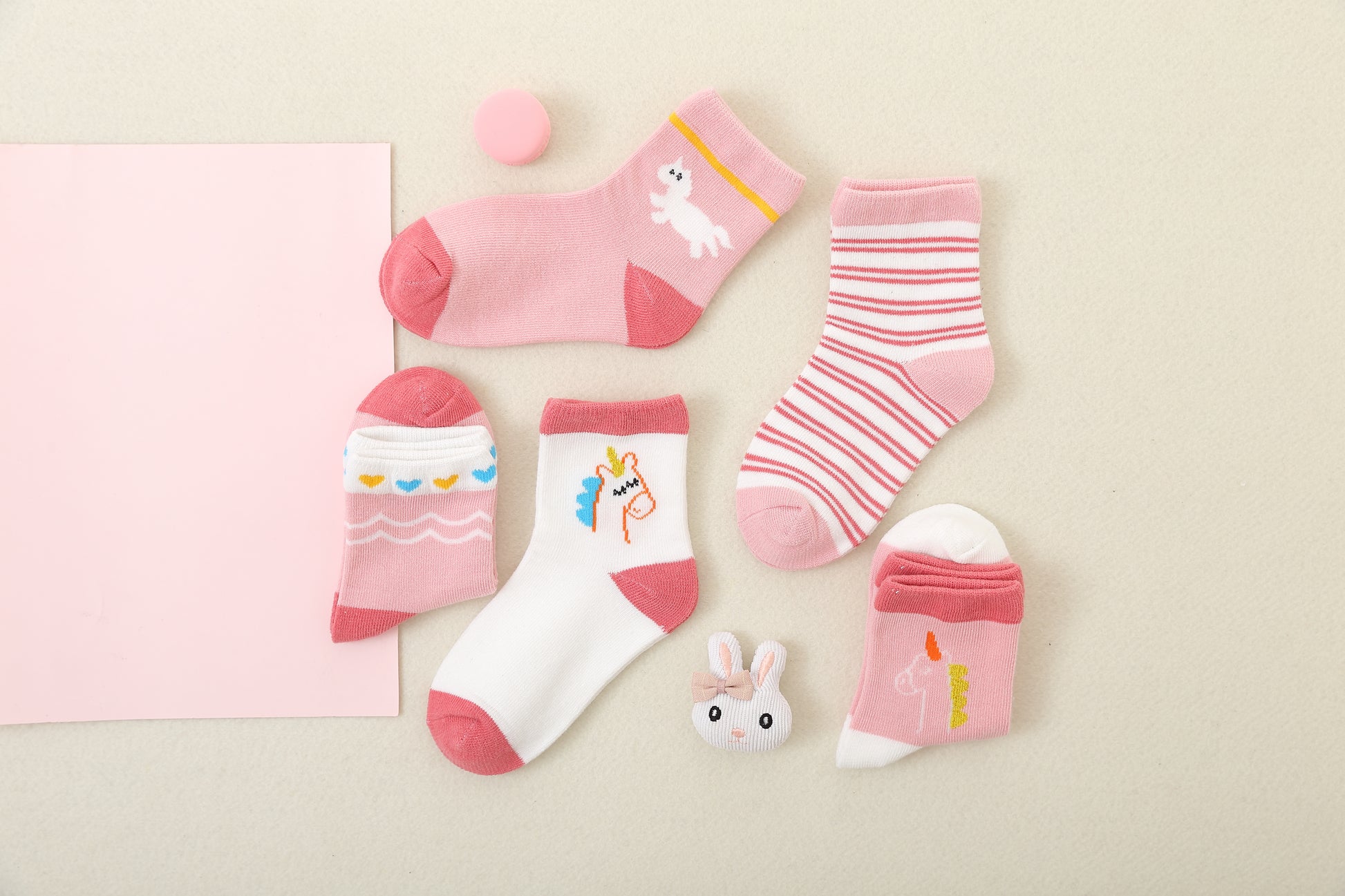 Lot de 5 chaussettes montantes, fond rose ou blanc, motifs variés : rayures, licornes, coeurs. Pour bébé et enfant (du 12 mois au 12 ans).