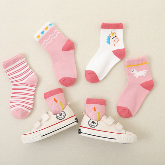 Lot de 5 chaussettes montantes, fond rose ou blanc, motifs variés : rayures, licornes, coeurs. Pour bébé et enfant (du 12 mois au 12 ans).