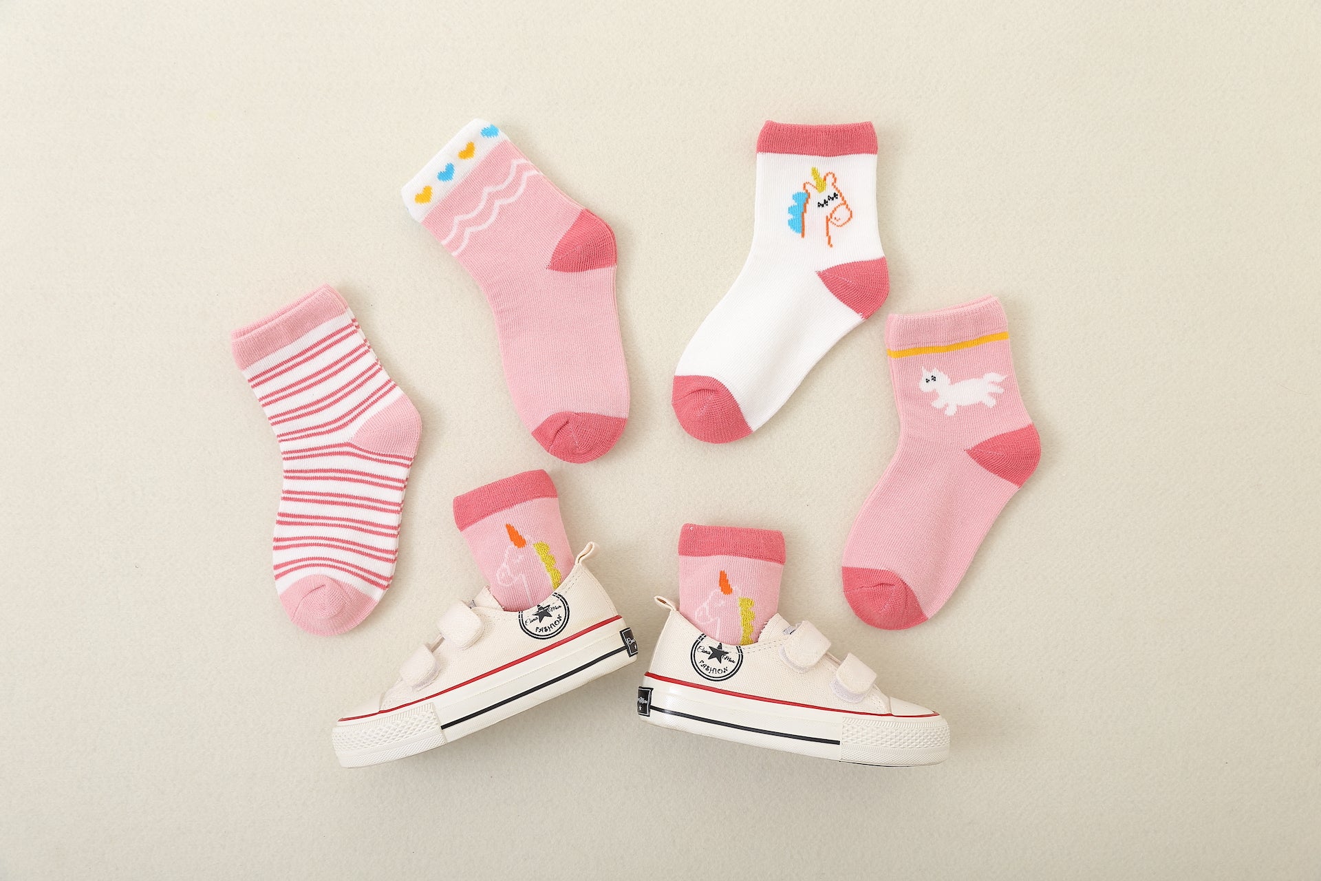 Lot de 5 chaussettes montantes, fond rose ou blanc, motifs variés : rayures, licornes, coeurs. Pour bébé et enfant (du 12 mois au 12 ans).