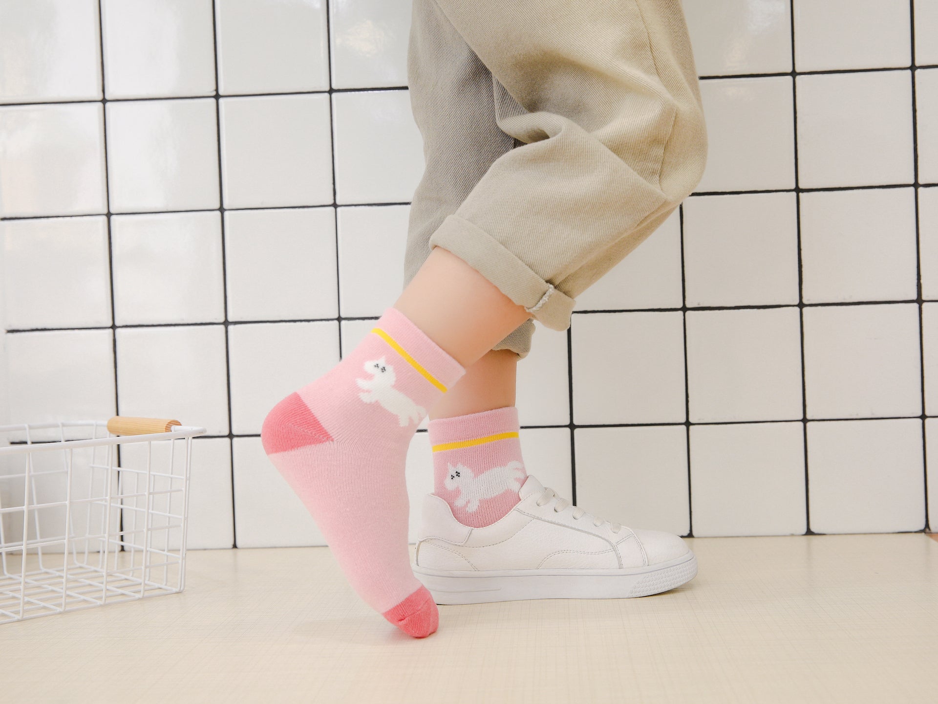 Chaussettes montantes, fond rose, motif licornes. Pour bébé et enfant (du 12 mois au 12 ans).