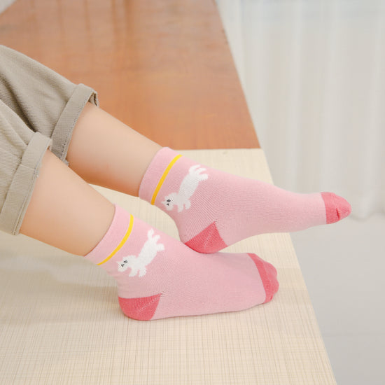 Chaussettes montantes, fond rose, motif licorne. Pour bébé et enfant (du 12 mois au 12 ans).