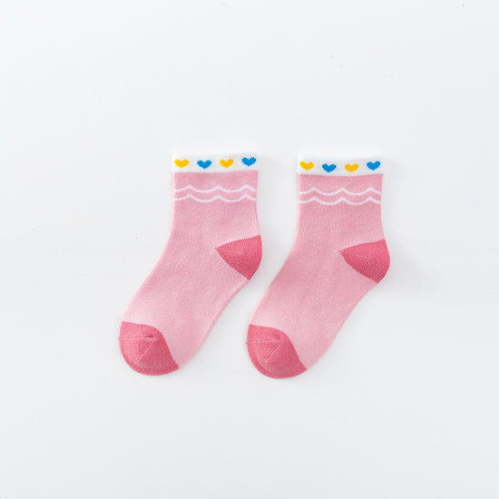 Chaussettes montantes, fond rose, motif coeurs. Pour bébé et enfant (du 12 mois au 12 ans).