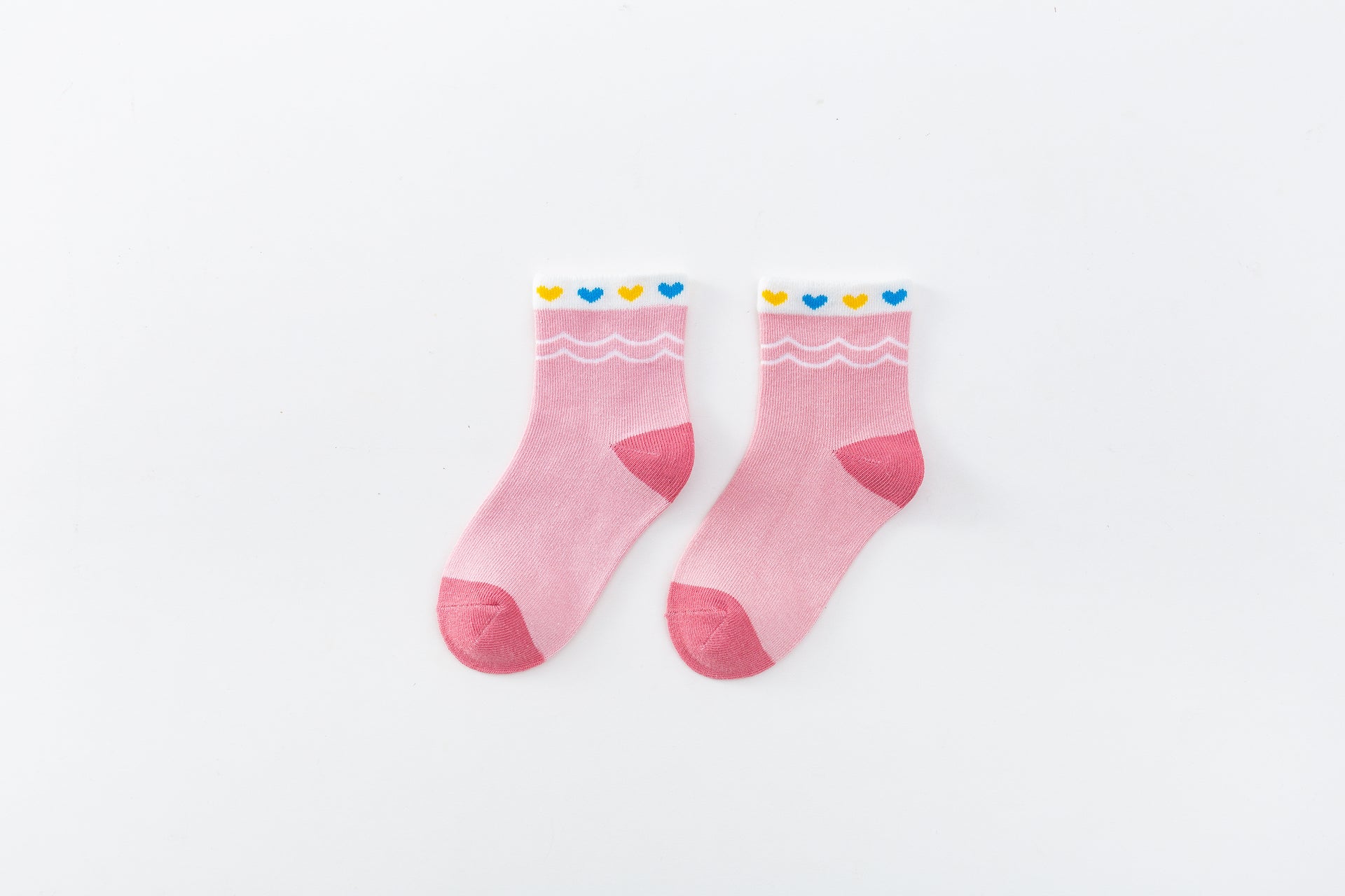 Chaussettes montantes, fond rose, motif coeurs. Pour bébé et enfant (du 12 mois au 12 ans).