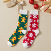 Chaussettes hautes de Noël avec motifs festifs : flocon de neige et bonhomme pain d'épice. Douces, chaudes et stylées pour un hiver cosy et un look joyeux à Noël.