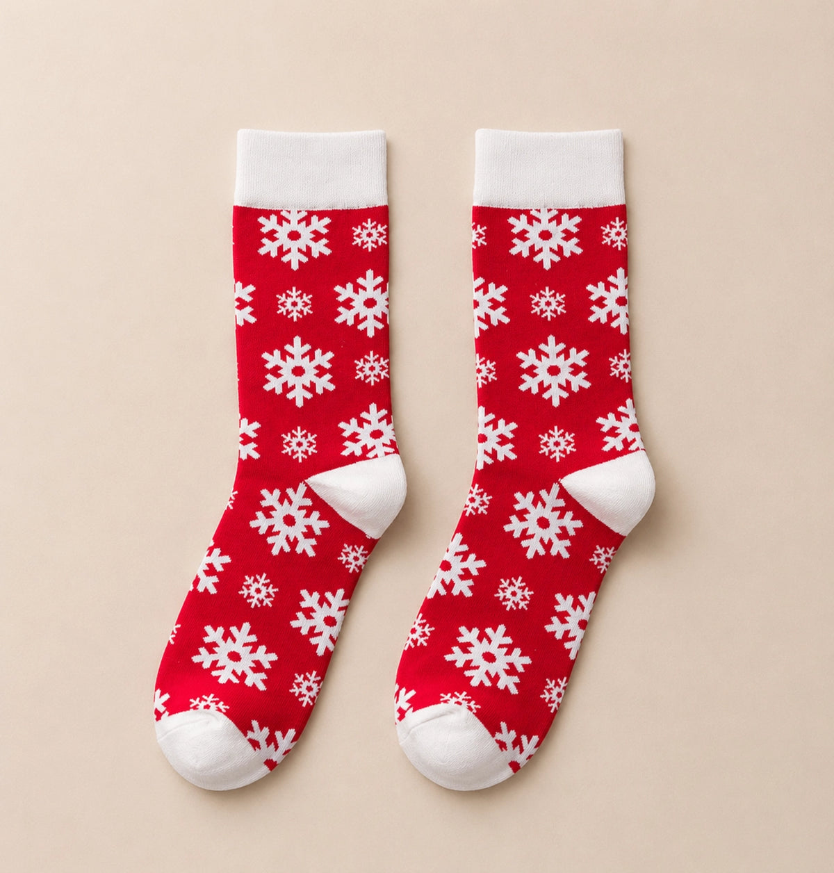 Chaussettes hautes de Noël avec motifs festifs : flocon de neige et bonhomme pain d'épice. Douces, chaudes et stylées pour un hiver cosy et un look joyeux à Noël.