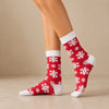 Chaussettes hautes de Noël avec motifs festifs : flocon de neige et bonhomme pain d'épice. Douces, chaudes et stylées pour un hiver cosy et un look joyeux à Noël.