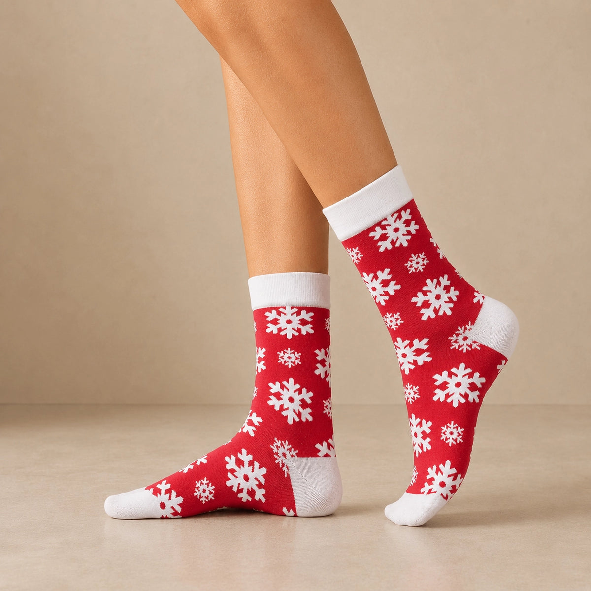 Chaussettes hautes de Noël avec motifs festifs : flocon de neige et bonhomme pain d'épice. Douces, chaudes et stylées pour un hiver cosy et un look joyeux à Noël.