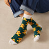 Chaussettes hautes de Noël avec motifs festifs : flocon de neige et bonhomme pain d'épice. Douces, chaudes et stylées pour un hiver cosy et un look joyeux à Noël.