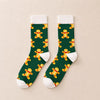 Chaussettes hautes de Noël avec motifs festifs : flocon de neige et bonhomme pain d'épice. Douces, chaudes et stylées pour un hiver cosy et un look joyeux à Noël.