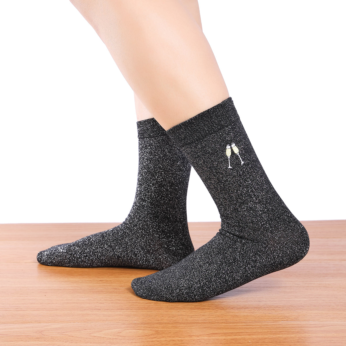 Chaussettes hautes lurex noir argenté. Motif festif brodé sur le côté : coupes de champagne.