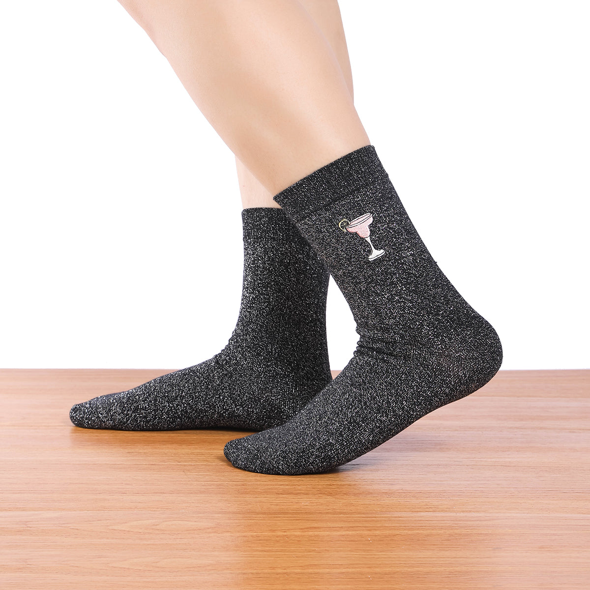 Chaussettes hautes lurex noir argenté. Motif festif brodé sur le côté : verres à cocktail. 
