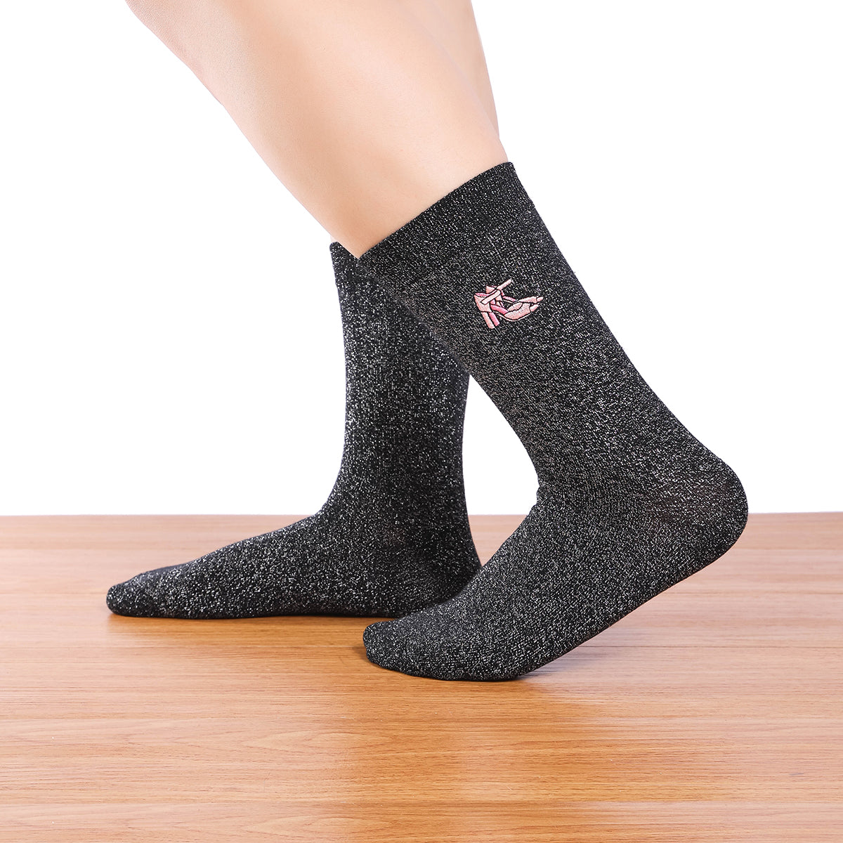 Chaussettes hautes lurex noir argenté. Motif festif brodé sur le côté : chaussures à talon roses. 