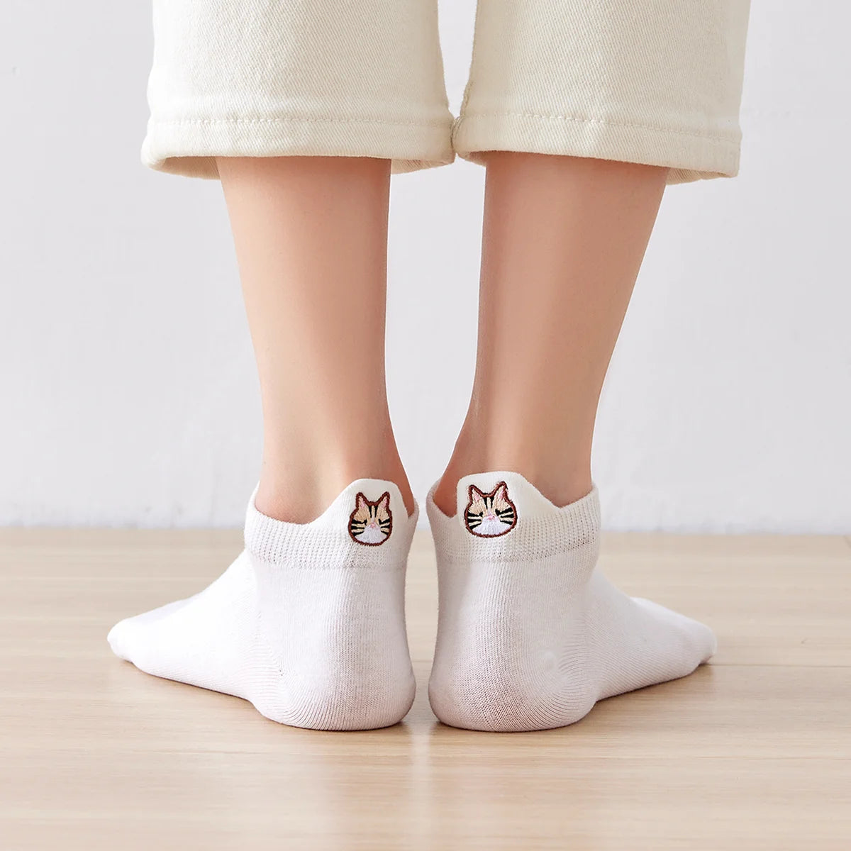 Chaussettes blanches en coton à languette chat pour femme | Chaussettes confortables et élégantes | Idéales pour le quotidien ou les occasions spéciales | Disponibles en plusieurs couleurs et tailles