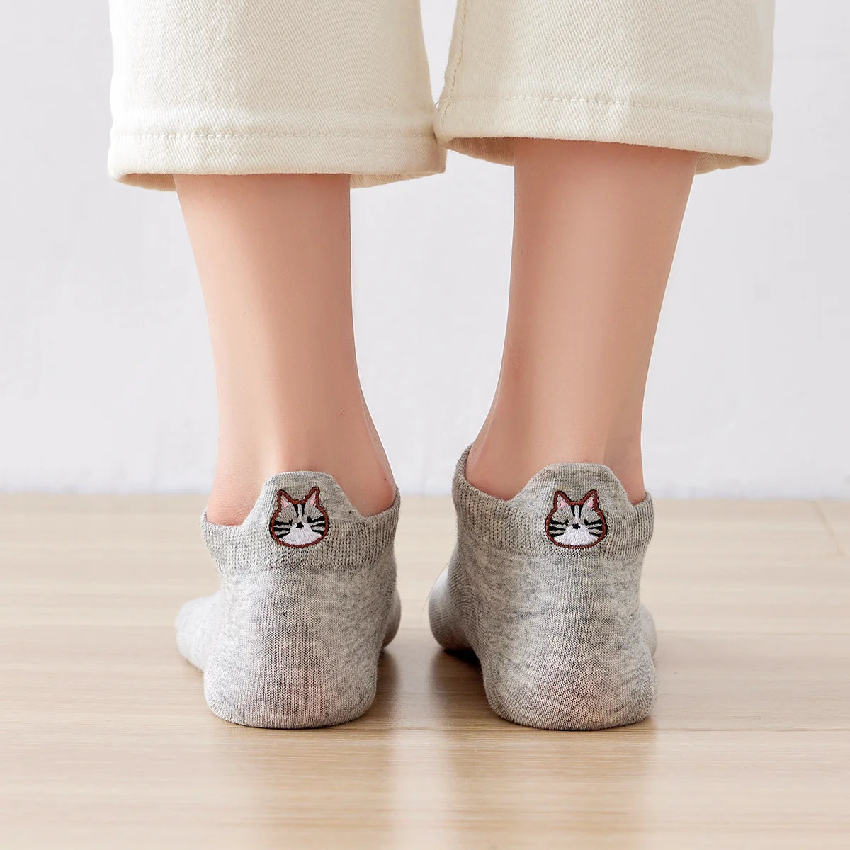 Chaussettes grises en coton à languette chat pour femme | Chaussettes confortables et élégantes | Idéales pour le quotidien ou les occasions spéciales | Disponibles en plusieurs couleurs et tailles