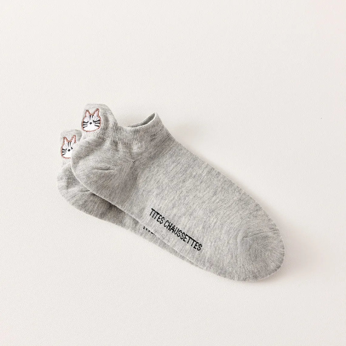 Chaussettes grises en coton à languette chat pour femme | Chaussettes confortables et élégantes | Idéales pour le quotidien ou les occasions spéciales | Disponibles en plusieurs couleurs et tailles