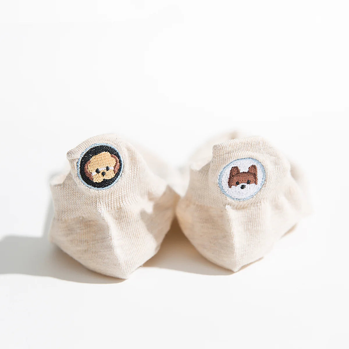 Chaussettes beiges au motif chiens dépareillés sur la languette