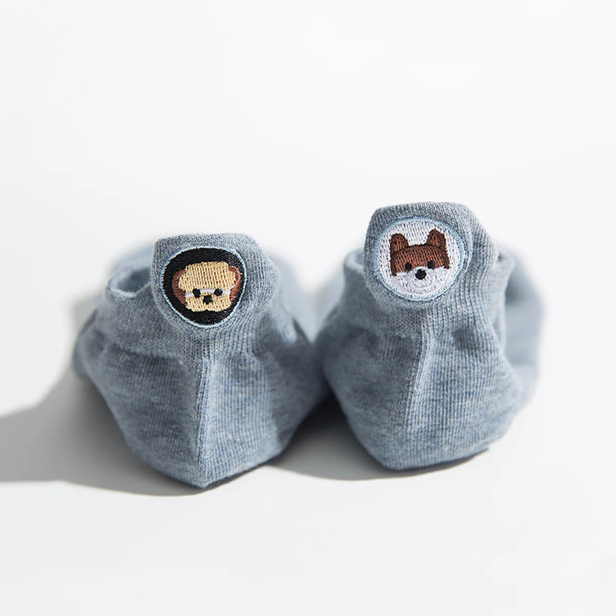 Chaussettes bleues au motif chiens dépareillés sur la languette