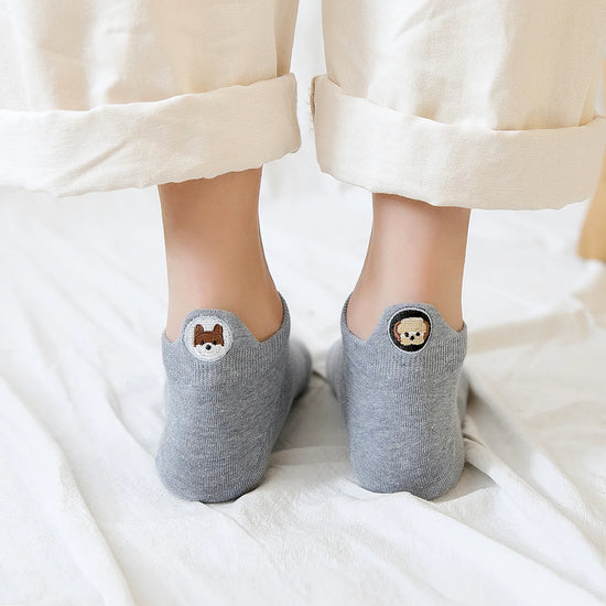 Chaussettes bleues au motif chiens dépareillés sur la languette
