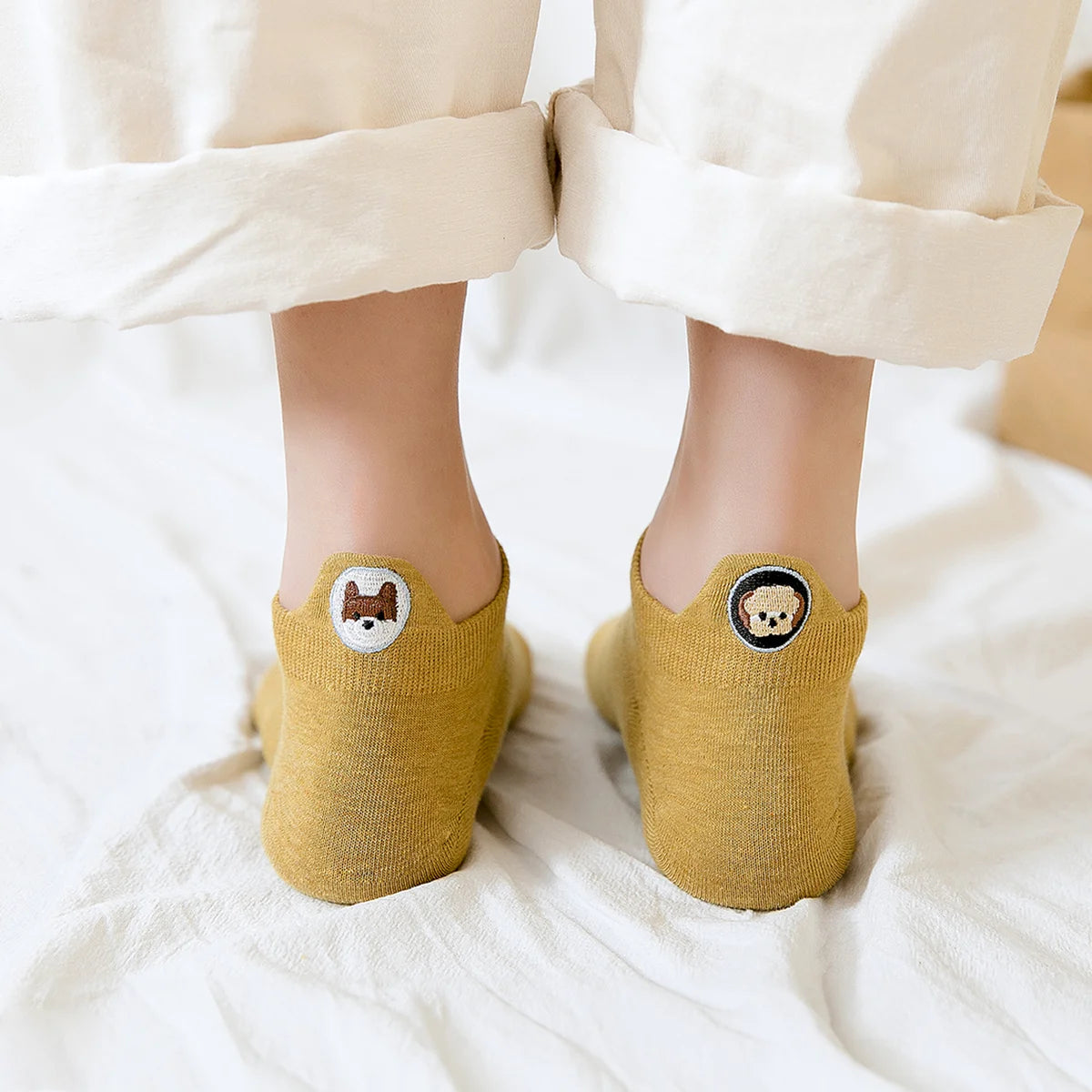 Chaussettes jaunes au motif chiens dépareillés sur la languette