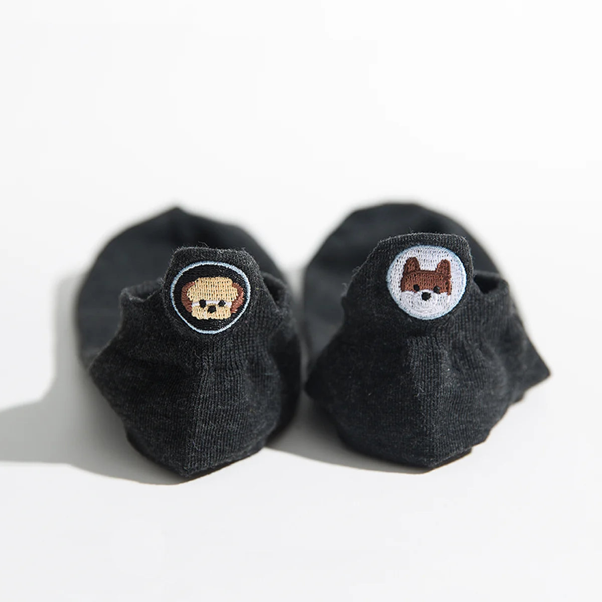 Chaussettes noires au motif chiens dépareillés sur la languette