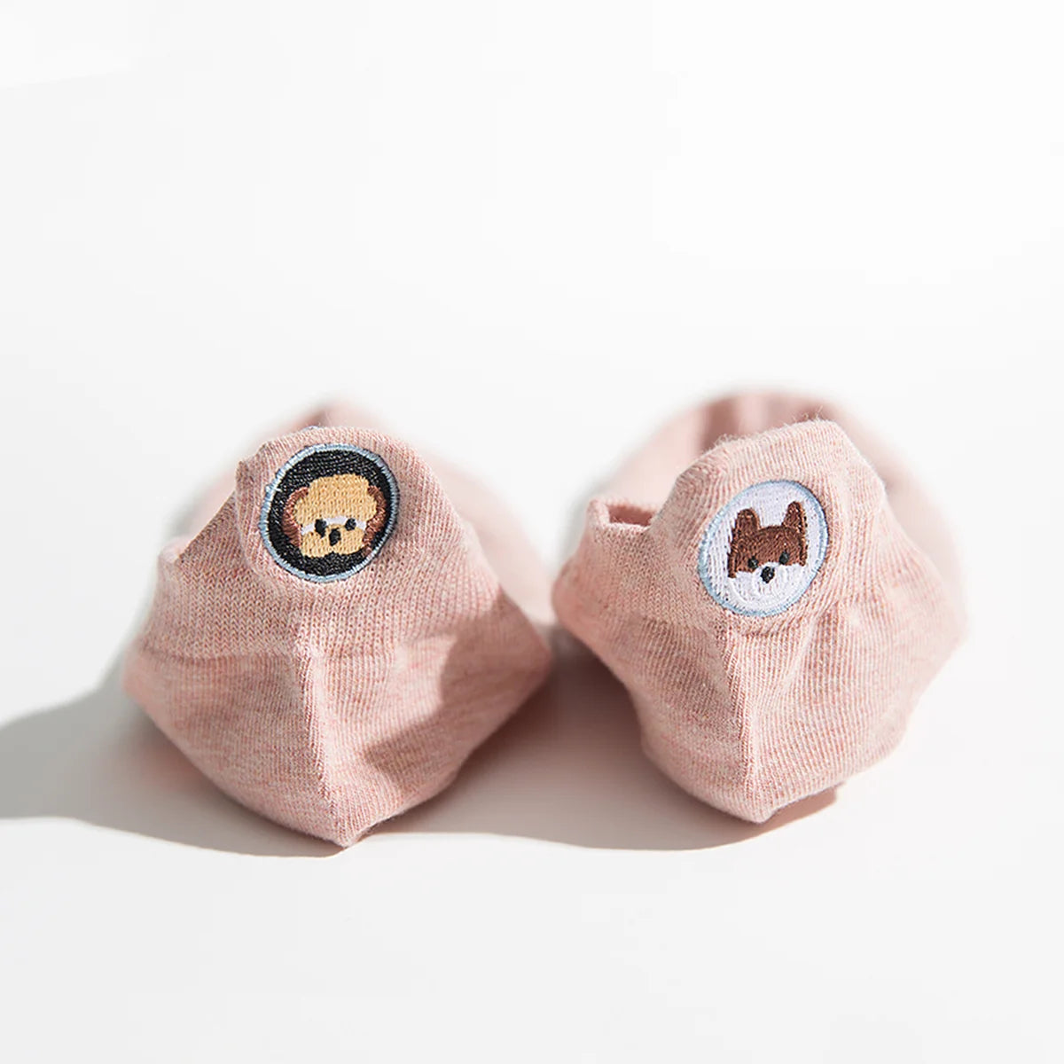 Chaussettes roses au motif chiens dépareillés sur la languette