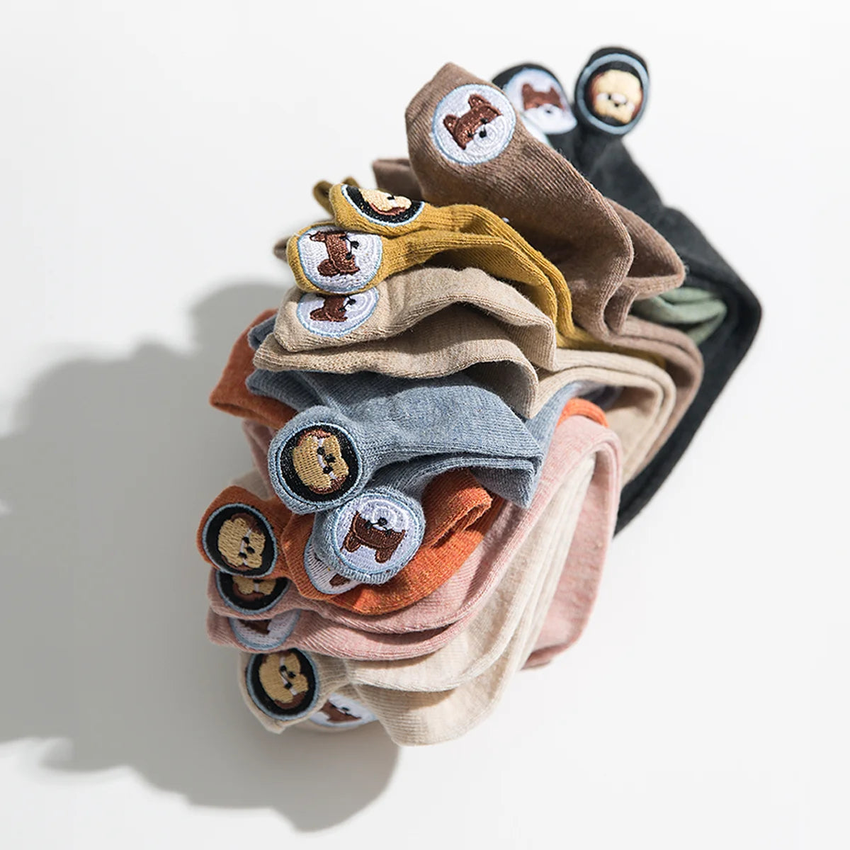 Chaussettes au motif chiens dépareillés sur la languette 