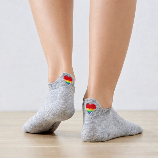 Chaussettes avec languette cœur arc-en-ciel.