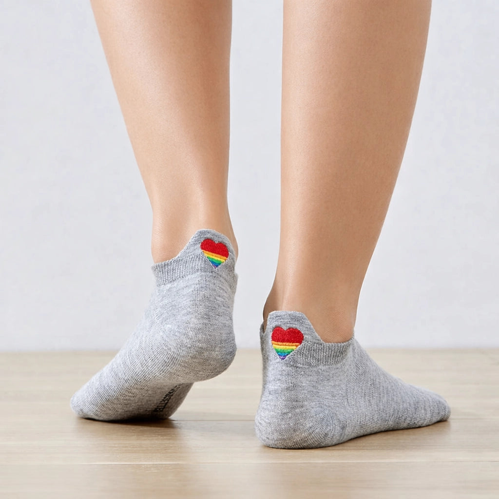 Chaussettes avec languette cœur arc-en-ciel.