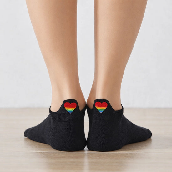 Chaussettes avec languette cœur arc-en-ciel.