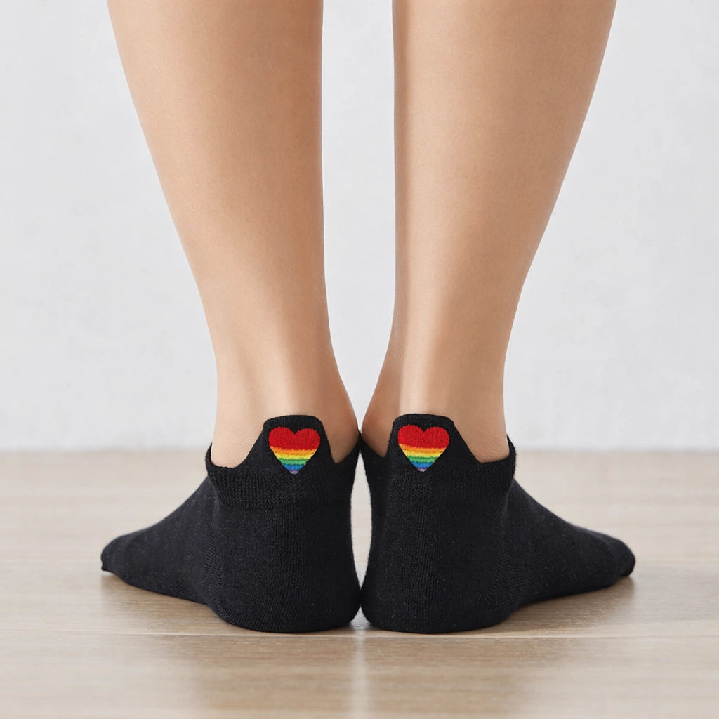 Chaussettes avec languette cœur arc-en-ciel.