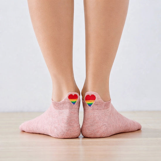Chaussettes avec languette cœur arc-en-ciel.