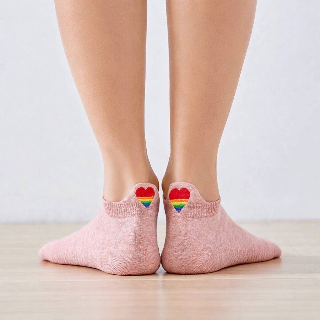 Chaussettes avec languette cœur arc-en-ciel.
